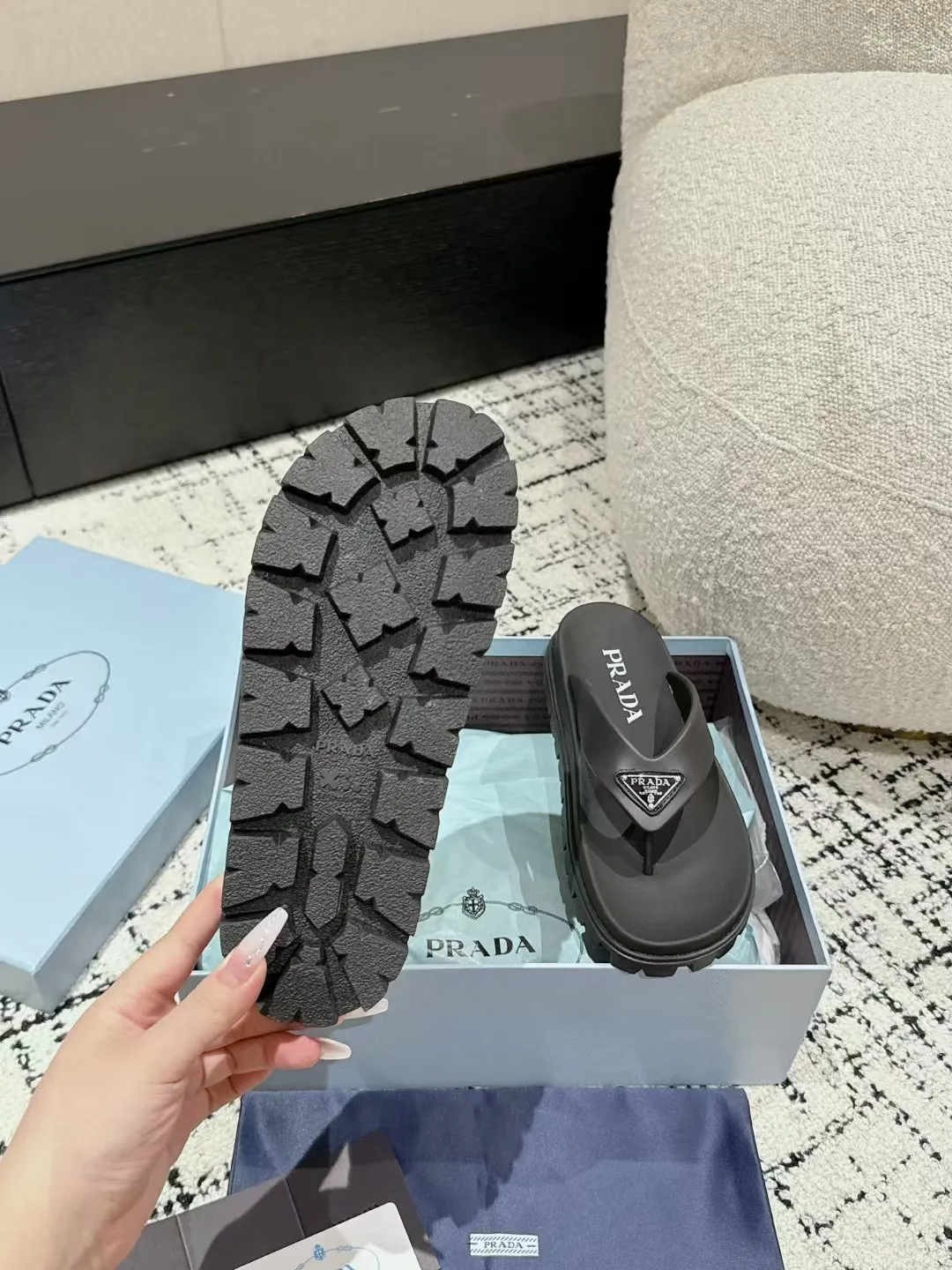 👟👟Ex-factory price 440👟👟 Prada 24/ Hot-selling summer thick-soled thong flip-flops Prada’s flip-flop flip-flops are a must-have for everyone during the travel season! ✔️Number of codes: 35-40 (custom order of 40 pieces is non-refundable)